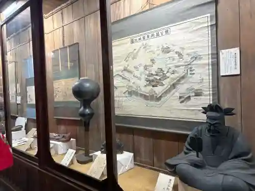 豊国神社の{uncategorized: "未分類", other: "その他", undefined: "問題あり", building: "その他建物", grave: "お墓", sacred_gate: "鳥居", guardian: "狛犬", statue: "像", buddha: "仏像", history: "歴史", nature: "自然", garden: "庭園", animal: "動物", pagoda: "塔", temizu: "手水舎", mountain_gate: "山門・神門", sanctuary: "本殿・本堂", subordinate: "末社・摂社", art: "芸術", scenery: "景色", jizo: "地蔵", ema: "絵馬", goshuin: "御朱印", omikuji: "おみくじ", items: "授与品その他", amulet: "お守り", goshuincho: "御朱印帳", eats: "食事", festival: "お祭り", votive_dance: "神楽", shichigosan: "七五三参", wedding: "結婚式", experience: "体験その他", initially: "初詣", around: "周辺", anti_infection: "感染症対策"}