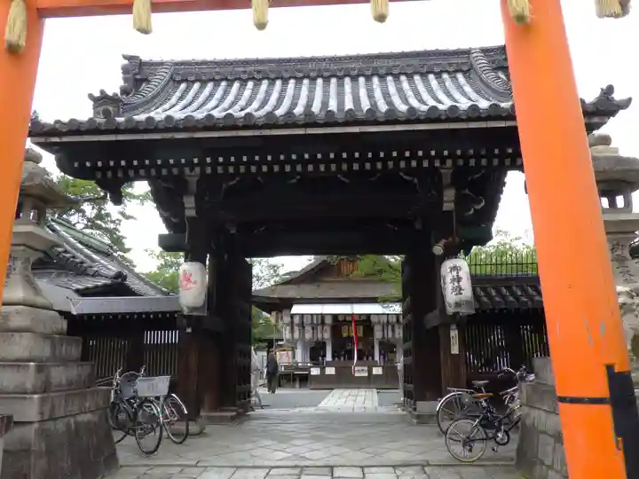 下御霊神社の山門・神門