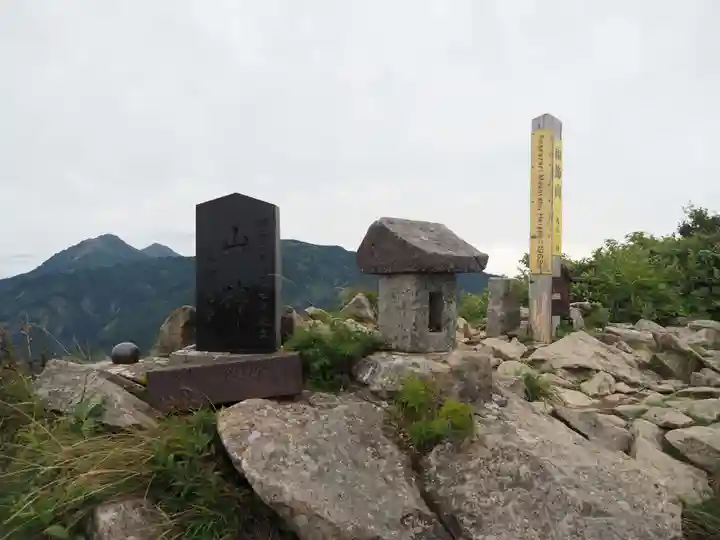 雨飾山北峰の石仏のその他建物