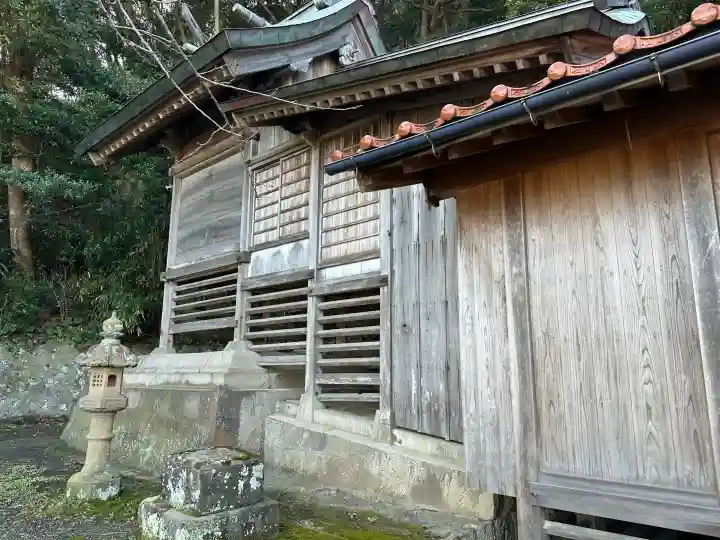 三社神社の{uncategorized: "未分類", other: "その他", undefined: "問題あり", building: "その他建物", grave: "お墓", sacred_gate: "鳥居", guardian: "狛犬", statue: "像", buddha: "仏像", history: "歴史", nature: "自然", garden: "庭園", animal: "動物", pagoda: "塔", temizu: "手水舎", mountain_gate: "山門・神門", sanctuary: "本殿・本堂", subordinate: "末社・摂社", art: "芸術", scenery: "景色", jizo: "地蔵", ema: "絵馬", goshuin: "御朱印", omikuji: "おみくじ", items: "授与品その他", amulet: "お守り", goshuincho: "御朱印帳", eats: "食事", festival: "お祭り", votive_dance: "神楽", shichigosan: "七五三参", wedding: "結婚式", experience: "体験その他", initially: "初詣", around: "周辺", anti_infection: "感染症対策"}