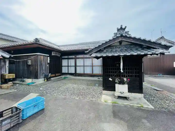 地蔵堂 (繁栄地蔵尊)の{uncategorized: "未分類", other: "その他", undefined: "問題あり", building: "その他建物", grave: "お墓", sacred_gate: "鳥居", guardian: "狛犬", statue: "像", buddha: "仏像", history: "歴史", nature: "自然", garden: "庭園", animal: "動物", pagoda: "塔", temizu: "手水舎", mountain_gate: "山門・神門", sanctuary: "本殿・本堂", subordinate: "末社・摂社", art: "芸術", scenery: "景色", jizo: "地蔵", ema: "絵馬", goshuin: "御朱印", omikuji: "おみくじ", items: "授与品その他", amulet: "お守り", goshuincho: "御朱印帳", eats: "食事", festival: "お祭り", votive_dance: "神楽", shichigosan: "七五三参", wedding: "結婚式", experience: "体験その他", initially: "初詣", around: "周辺", anti_infection: "感染症対策"}