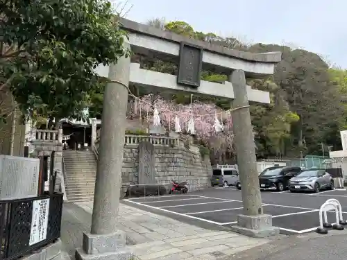 根岸八幡神社の{uncategorized: "未分類", other: "その他", undefined: "問題あり", building: "その他建物", grave: "お墓", sacred_gate: "鳥居", guardian: "狛犬", statue: "像", buddha: "仏像", history: "歴史", nature: "自然", garden: "庭園", animal: "動物", pagoda: "塔", temizu: "手水舎", mountain_gate: "山門・神門", sanctuary: "本殿・本堂", subordinate: "末社・摂社", art: "芸術", scenery: "景色", jizo: "地蔵", ema: "絵馬", goshuin: "御朱印", omikuji: "おみくじ", items: "授与品その他", amulet: "お守り", goshuincho: "御朱印帳", eats: "食事", festival: "お祭り", votive_dance: "神楽", shichigosan: "七五三参", wedding: "結婚式", experience: "体験その他", initially: "初詣", around: "周辺", anti_infection: "感染症対策"}
