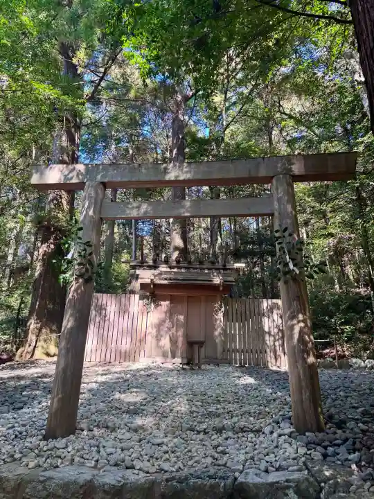 瀧原宮(皇大神宮別宮)の{uncategorized: "未分類", other: "その他", undefined: "問題あり", building: "その他建物", grave: "お墓", sacred_gate: "鳥居", guardian: "狛犬", statue: "像", buddha: "仏像", history: "歴史", nature: "自然", garden: "庭園", animal: "動物", pagoda: "塔", temizu: "手水舎", mountain_gate: "山門・神門", sanctuary: "本殿・本堂", subordinate: "末社・摂社", art: "芸術", scenery: "景色", jizo: "地蔵", ema: "絵馬", goshuin: "御朱印", omikuji: "おみくじ", items: "授与品その他", amulet: "お守り", goshuincho: "御朱印帳", eats: "食事", festival: "お祭り", votive_dance: "神楽", shichigosan: "七五三参", wedding: "結婚式", experience: "体験その他", initially: "初詣", around: "周辺", anti_infection: "感染症対策"}