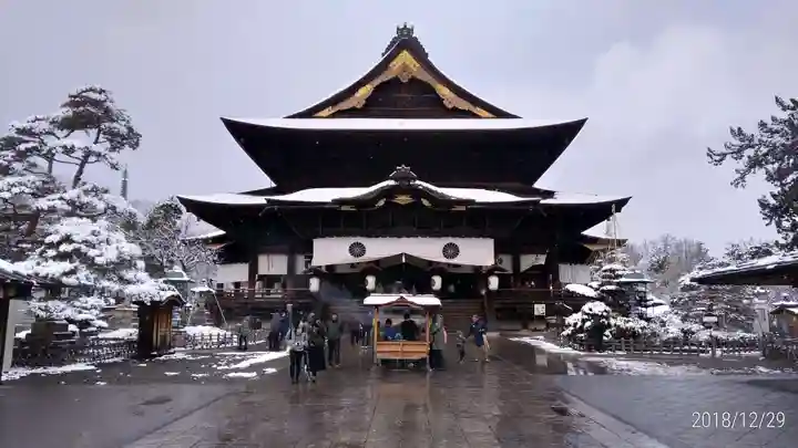 善光寺の本殿・本堂