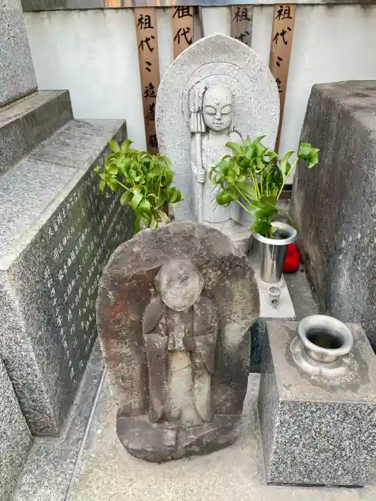 重願寺の{uncategorized: "未分類", other: "その他", undefined: "問題あり", building: "その他建物", grave: "お墓", sacred_gate: "鳥居", guardian: "狛犬", statue: "像", buddha: "仏像", history: "歴史", nature: "自然", garden: "庭園", animal: "動物", pagoda: "塔", temizu: "手水舎", mountain_gate: "山門・神門", sanctuary: "本殿・本堂", subordinate: "末社・摂社", art: "芸術", scenery: "景色", jizo: "地蔵", ema: "絵馬", goshuin: "御朱印", omikuji: "おみくじ", items: "授与品その他", amulet: "お守り", goshuincho: "御朱印帳", eats: "食事", festival: "お祭り", votive_dance: "神楽", shichigosan: "七五三参", wedding: "結婚式", experience: "体験その他", initially: "初詣", around: "周辺", anti_infection: "感染症対策"}