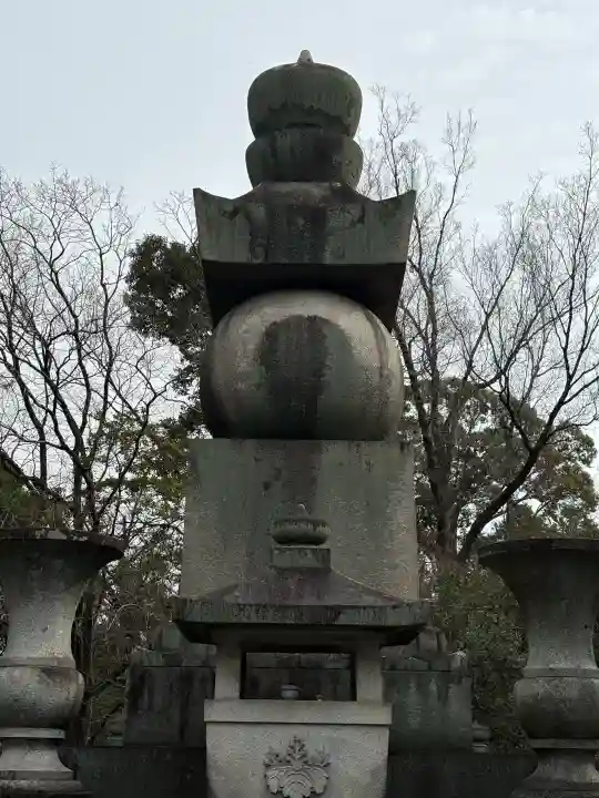 豊国廟(豊国神社飛地境内)の{uncategorized: "未分類", other: "その他", undefined: "問題あり", building: "その他建物", grave: "お墓", sacred_gate: "鳥居", guardian: "狛犬", statue: "像", buddha: "仏像", history: "歴史", nature: "自然", garden: "庭園", animal: "動物", pagoda: "塔", temizu: "手水舎", mountain_gate: "山門・神門", sanctuary: "本殿・本堂", subordinate: "末社・摂社", art: "芸術", scenery: "景色", jizo: "地蔵", ema: "絵馬", goshuin: "御朱印", omikuji: "おみくじ", items: "授与品その他", amulet: "お守り", goshuincho: "御朱印帳", eats: "食事", festival: "お祭り", votive_dance: "神楽", shichigosan: "七五三参", wedding: "結婚式", experience: "体験その他", initially: "初詣", around: "周辺", anti_infection: "感染症対策"}