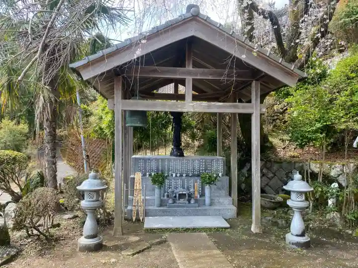 瑞岩寺の{uncategorized: "未分類", other: "その他", undefined: "問題あり", building: "その他建物", grave: "お墓", sacred_gate: "鳥居", guardian: "狛犬", statue: "像", buddha: "仏像", history: "歴史", nature: "自然", garden: "庭園", animal: "動物", pagoda: "塔", temizu: "手水舎", mountain_gate: "山門・神門", sanctuary: "本殿・本堂", subordinate: "末社・摂社", art: "芸術", scenery: "景色", jizo: "地蔵", ema: "絵馬", goshuin: "御朱印", omikuji: "おみくじ", items: "授与品その他", amulet: "お守り", goshuincho: "御朱印帳", eats: "食事", festival: "お祭り", votive_dance: "神楽", shichigosan: "七五三参", wedding: "結婚式", experience: "体験その他", initially: "初詣", around: "周辺", anti_infection: "感染症対策"}