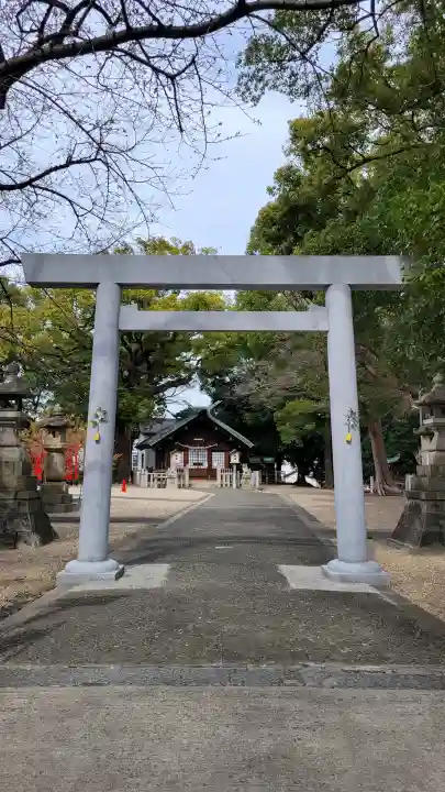 熊野三社の{uncategorized: "未分類", other: "その他", undefined: "問題あり", building: "その他建物", grave: "お墓", sacred_gate: "鳥居", guardian: "狛犬", statue: "像", buddha: "仏像", history: "歴史", nature: "自然", garden: "庭園", animal: "動物", pagoda: "塔", temizu: "手水舎", mountain_gate: "山門・神門", sanctuary: "本殿・本堂", subordinate: "末社・摂社", art: "芸術", scenery: "景色", jizo: "地蔵", ema: "絵馬", goshuin: "御朱印", omikuji: "おみくじ", items: "授与品その他", amulet: "お守り", goshuincho: "御朱印帳", eats: "食事", festival: "お祭り", votive_dance: "神楽", shichigosan: "七五三参", wedding: "結婚式", experience: "体験その他", initially: "初詣", around: "周辺", anti_infection: "感染症対策"}