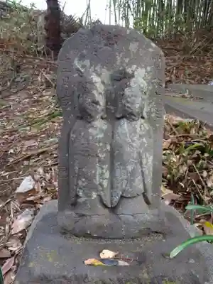 厄一王子社の像