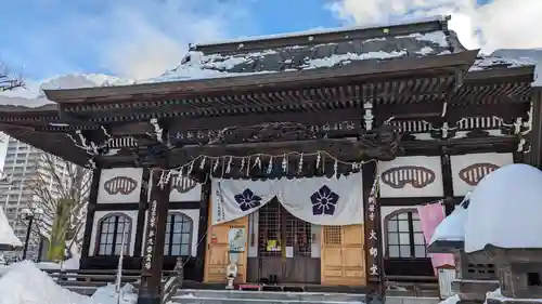成田山札幌別院新栄寺の本殿・本堂
