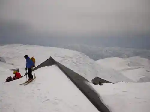 月山神社本宮の周辺