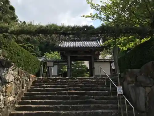 西明寺の山門