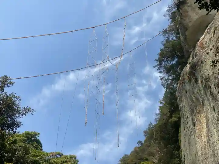 花窟神社の{uncategorized: "未分類", other: "その他", undefined: "問題あり", building: "その他建物", grave: "お墓", sacred_gate: "鳥居", guardian: "狛犬", statue: "像", buddha: "仏像", history: "歴史", nature: "自然", garden: "庭園", animal: "動物", pagoda: "塔", temizu: "手水舎", mountain_gate: "山門・神門", sanctuary: "本殿・本堂", subordinate: "末社・摂社", art: "芸術", scenery: "景色", jizo: "地蔵", ema: "絵馬", goshuin: "御朱印", omikuji: "おみくじ", items: "授与品その他", amulet: "お守り", goshuincho: "御朱印帳", eats: "食事", festival: "お祭り", votive_dance: "神楽", shichigosan: "七五三参", wedding: "結婚式", experience: "体験その他", initially: "初詣", around: "周辺", anti_infection: "感染症対策"}