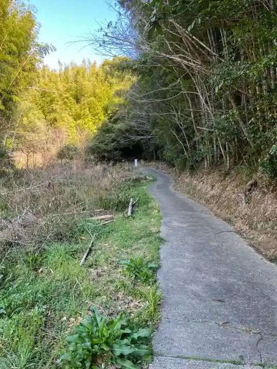 伊射波神社の{uncategorized: "未分類", other: "その他", undefined: "問題あり", building: "その他建物", grave: "お墓", sacred_gate: "鳥居", guardian: "狛犬", statue: "像", buddha: "仏像", history: "歴史", nature: "自然", garden: "庭園", animal: "動物", pagoda: "塔", temizu: "手水舎", mountain_gate: "山門・神門", sanctuary: "本殿・本堂", subordinate: "末社・摂社", art: "芸術", scenery: "景色", jizo: "地蔵", ema: "絵馬", goshuin: "御朱印", omikuji: "おみくじ", items: "授与品その他", amulet: "お守り", goshuincho: "御朱印帳", eats: "食事", festival: "お祭り", votive_dance: "神楽", shichigosan: "七五三参", wedding: "結婚式", experience: "体験その他", initially: "初詣", around: "周辺", anti_infection: "感染症対策"}