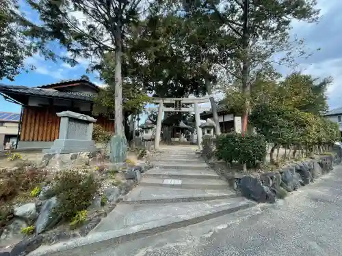 一杵神社（大宝神社飛地境内）の{uncategorized: "未分類", other: "その他", undefined: "問題あり", building: "その他建物", grave: "お墓", sacred_gate: "鳥居", guardian: "狛犬", statue: "像", buddha: "仏像", history: "歴史", nature: "自然", garden: "庭園", animal: "動物", pagoda: "塔", temizu: "手水舎", mountain_gate: "山門・神門", sanctuary: "本殿・本堂", subordinate: "末社・摂社", art: "芸術", scenery: "景色", jizo: "地蔵", ema: "絵馬", goshuin: "御朱印", omikuji: "おみくじ", items: "授与品その他", amulet: "お守り", goshuincho: "御朱印帳", eats: "食事", festival: "お祭り", votive_dance: "神楽", shichigosan: "七五三参", wedding: "結婚式", experience: "体験その他", initially: "初詣", around: "周辺", anti_infection: "感染症対策"}