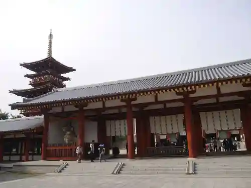 薬師寺の山門・神門