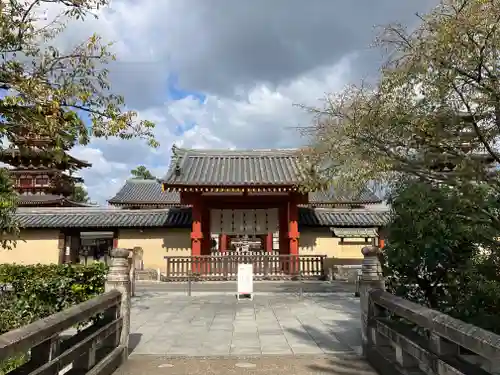 薬師寺の山門・神門