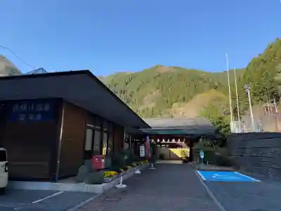 三峯神社奥宮の{uncategorized: "未分類", other: "その他", undefined: "問題あり", building: "その他建物", grave: "お墓", sacred_gate: "鳥居", guardian: "狛犬", statue: "像", buddha: "仏像", history: "歴史", nature: "自然", garden: "庭園", animal: "動物", pagoda: "塔", temizu: "手水舎", mountain_gate: "山門・神門", sanctuary: "本殿・本堂", subordinate: "末社・摂社", art: "芸術", scenery: "景色", jizo: "地蔵", ema: "絵馬", goshuin: "御朱印", omikuji: "おみくじ", items: "授与品その他", amulet: "お守り", goshuincho: "御朱印帳", eats: "食事", festival: "お祭り", votive_dance: "神楽", shichigosan: "七五三参", wedding: "結婚式", experience: "体験その他", initially: "初詣", around: "周辺", anti_infection: "感染症対策"}