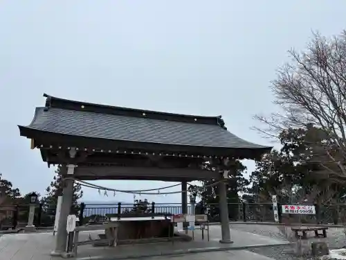秋葉山本宮 秋葉神社 上社の{uncategorized: "未分類", other: "その他", undefined: "問題あり", building: "その他建物", grave: "お墓", sacred_gate: "鳥居", guardian: "狛犬", statue: "像", buddha: "仏像", history: "歴史", nature: "自然", garden: "庭園", animal: "動物", pagoda: "塔", temizu: "手水舎", mountain_gate: "山門・神門", sanctuary: "本殿・本堂", subordinate: "末社・摂社", art: "芸術", scenery: "景色", jizo: "地蔵", ema: "絵馬", goshuin: "御朱印", omikuji: "おみくじ", items: "授与品その他", amulet: "お守り", goshuincho: "御朱印帳", eats: "食事", festival: "お祭り", votive_dance: "神楽", shichigosan: "七五三参", wedding: "結婚式", experience: "体験その他", initially: "初詣", around: "周辺", anti_infection: "感染症対策"}