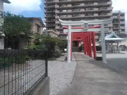 神道大教熊鷹稲荷神社の鳥居