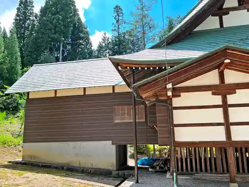 白山神社の本殿