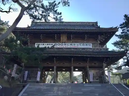 誕生寺の山門