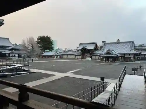 本願寺（西本願寺）の{uncategorized: "未分類", other: "その他", undefined: "問題あり", building: "その他建物", grave: "お墓", sacred_gate: "鳥居", guardian: "狛犬", statue: "像", buddha: "仏像", history: "歴史", nature: "自然", garden: "庭園", animal: "動物", pagoda: "塔", temizu: "手水舎", mountain_gate: "山門・神門", sanctuary: "本殿・本堂", subordinate: "末社・摂社", art: "芸術", scenery: "景色", jizo: "地蔵", ema: "絵馬", goshuin: "御朱印", omikuji: "おみくじ", items: "授与品その他", amulet: "お守り", goshuincho: "御朱印帳", eats: "食事", festival: "お祭り", votive_dance: "神楽", shichigosan: "七五三参", wedding: "結婚式", experience: "体験その他", initially: "初詣", around: "周辺", anti_infection: "感染症対策"}