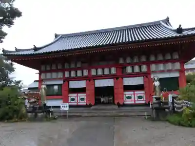 愛染堂勝鬘院の山門・神門