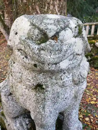 宇奈月神社の狛犬