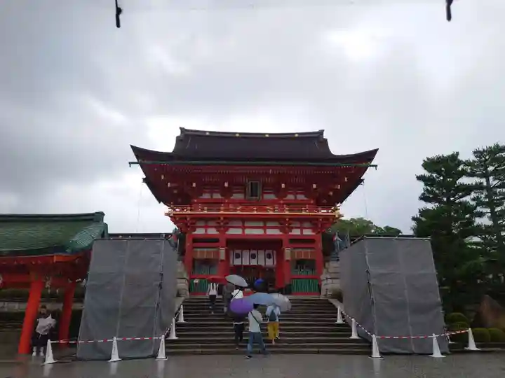 伏見稲荷大社の山門・神門