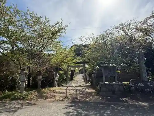 松尾神社の{uncategorized: "未分類", other: "その他", undefined: "問題あり", building: "その他建物", grave: "お墓", sacred_gate: "鳥居", guardian: "狛犬", statue: "像", buddha: "仏像", history: "歴史", nature: "自然", garden: "庭園", animal: "動物", pagoda: "塔", temizu: "手水舎", mountain_gate: "山門・神門", sanctuary: "本殿・本堂", subordinate: "末社・摂社", art: "芸術", scenery: "景色", jizo: "地蔵", ema: "絵馬", goshuin: "御朱印", omikuji: "おみくじ", items: "授与品その他", amulet: "お守り", goshuincho: "御朱印帳", eats: "食事", festival: "お祭り", votive_dance: "神楽", shichigosan: "七五三参", wedding: "結婚式", experience: "体験その他", initially: "初詣", around: "周辺", anti_infection: "感染症対策"}