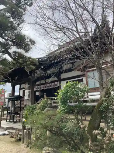 帯解寺の本殿・本堂