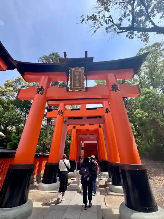 伏見稲荷大社の{uncategorized: "未分類", other: "その他", undefined: "問題あり", building: "その他建物", grave: "お墓", sacred_gate: "鳥居", guardian: "狛犬", statue: "像", buddha: "仏像", history: "歴史", nature: "自然", garden: "庭園", animal: "動物", pagoda: "塔", temizu: "手水舎", mountain_gate: "山門・神門", sanctuary: "本殿・本堂", subordinate: "末社・摂社", art: "芸術", scenery: "景色", jizo: "地蔵", ema: "絵馬", goshuin: "御朱印", omikuji: "おみくじ", items: "授与品その他", amulet: "お守り", goshuincho: "御朱印帳", eats: "食事", festival: "お祭り", votive_dance: "神楽", shichigosan: "七五三参", wedding: "結婚式", experience: "体験その他", initially: "初詣", around: "周辺", anti_infection: "感染症対策"}