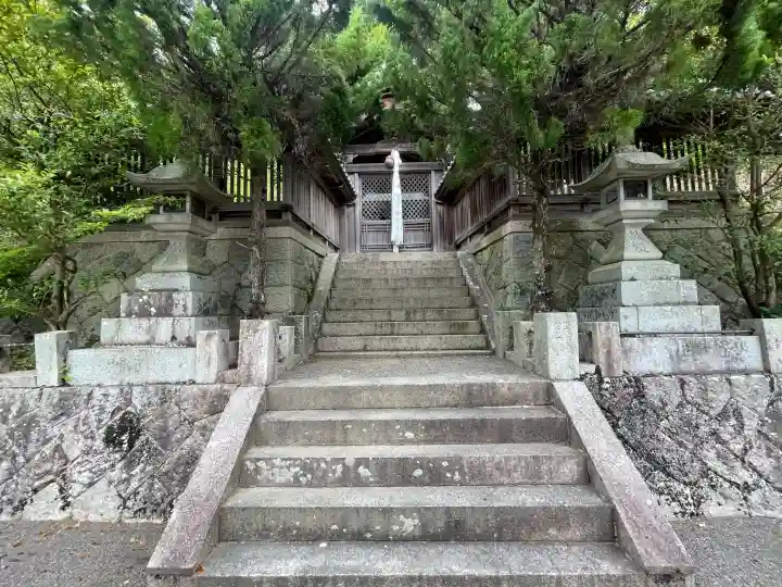 若宮神社の{uncategorized: "未分類", other: "その他", undefined: "問題あり", building: "その他建物", grave: "お墓", sacred_gate: "鳥居", guardian: "狛犬", statue: "像", buddha: "仏像", history: "歴史", nature: "自然", garden: "庭園", animal: "動物", pagoda: "塔", temizu: "手水舎", mountain_gate: "山門・神門", sanctuary: "本殿・本堂", subordinate: "末社・摂社", art: "芸術", scenery: "景色", jizo: "地蔵", ema: "絵馬", goshuin: "御朱印", omikuji: "おみくじ", items: "授与品その他", amulet: "お守り", goshuincho: "御朱印帳", eats: "食事", festival: "お祭り", votive_dance: "神楽", shichigosan: "七五三参", wedding: "結婚式", experience: "体験その他", initially: "初詣", around: "周辺", anti_infection: "感染症対策"}