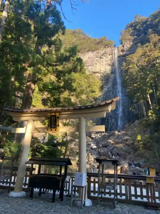 熊野那智大社の{uncategorized: "未分類", other: "その他", undefined: "問題あり", building: "その他建物", grave: "お墓", sacred_gate: "鳥居", guardian: "狛犬", statue: "像", buddha: "仏像", history: "歴史", nature: "自然", garden: "庭園", animal: "動物", pagoda: "塔", temizu: "手水舎", mountain_gate: "山門・神門", sanctuary: "本殿・本堂", subordinate: "末社・摂社", art: "芸術", scenery: "景色", jizo: "地蔵", ema: "絵馬", goshuin: "御朱印", omikuji: "おみくじ", items: "授与品その他", amulet: "お守り", goshuincho: "御朱印帳", eats: "食事", festival: "お祭り", votive_dance: "神楽", shichigosan: "七五三参", wedding: "結婚式", experience: "体験その他", initially: "初詣", around: "周辺", anti_infection: "感染症対策"}