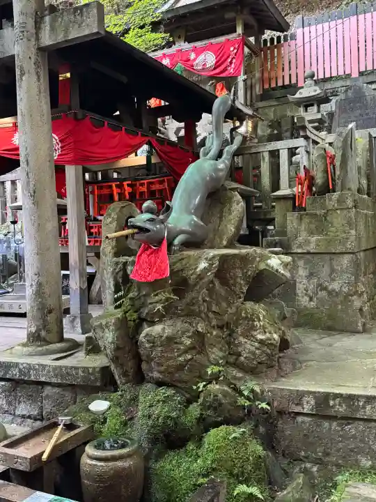 伏見稲荷大社の{uncategorized: "未分類", other: "その他", undefined: "問題あり", building: "その他建物", grave: "お墓", sacred_gate: "鳥居", guardian: "狛犬", statue: "像", buddha: "仏像", history: "歴史", nature: "自然", garden: "庭園", animal: "動物", pagoda: "塔", temizu: "手水舎", mountain_gate: "山門・神門", sanctuary: "本殿・本堂", subordinate: "末社・摂社", art: "芸術", scenery: "景色", jizo: "地蔵", ema: "絵馬", goshuin: "御朱印", omikuji: "おみくじ", items: "授与品その他", amulet: "お守り", goshuincho: "御朱印帳", eats: "食事", festival: "お祭り", votive_dance: "神楽", shichigosan: "七五三参", wedding: "結婚式", experience: "体験その他", initially: "初詣", around: "周辺", anti_infection: "感染症対策"}