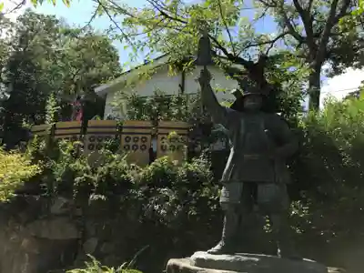 真田山 三光神社の像
