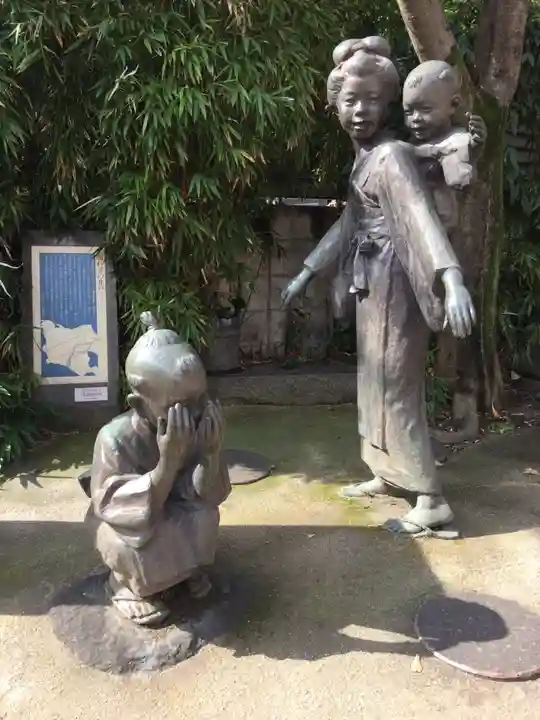 池尻稲荷神社の像