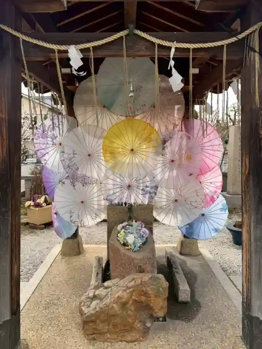 水堂須佐男神社の{uncategorized: "未分類", other: "その他", undefined: "問題あり", building: "その他建物", grave: "お墓", sacred_gate: "鳥居", guardian: "狛犬", statue: "像", buddha: "仏像", history: "歴史", nature: "自然", garden: "庭園", animal: "動物", pagoda: "塔", temizu: "手水舎", mountain_gate: "山門・神門", sanctuary: "本殿・本堂", subordinate: "末社・摂社", art: "芸術", scenery: "景色", jizo: "地蔵", ema: "絵馬", goshuin: "御朱印", omikuji: "おみくじ", items: "授与品その他", amulet: "お守り", goshuincho: "御朱印帳", eats: "食事", festival: "お祭り", votive_dance: "神楽", shichigosan: "七五三参", wedding: "結婚式", experience: "体験その他", initially: "初詣", around: "周辺", anti_infection: "感染症対策"}