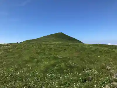 月山神社本宮の周辺