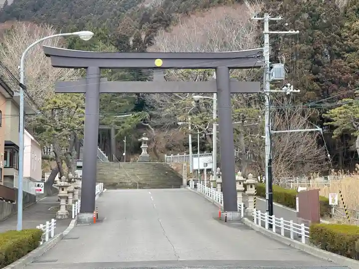 函館八幡宮の{uncategorized: "未分類", other: "その他", undefined: "問題あり", building: "その他建物", grave: "お墓", sacred_gate: "鳥居", guardian: "狛犬", statue: "像", buddha: "仏像", history: "歴史", nature: "自然", garden: "庭園", animal: "動物", pagoda: "塔", temizu: "手水舎", mountain_gate: "山門・神門", sanctuary: "本殿・本堂", subordinate: "末社・摂社", art: "芸術", scenery: "景色", jizo: "地蔵", ema: "絵馬", goshuin: "御朱印", omikuji: "おみくじ", items: "授与品その他", amulet: "お守り", goshuincho: "御朱印帳", eats: "食事", festival: "お祭り", votive_dance: "神楽", shichigosan: "七五三参", wedding: "結婚式", experience: "体験その他", initially: "初詣", around: "周辺", anti_infection: "感染症対策"}