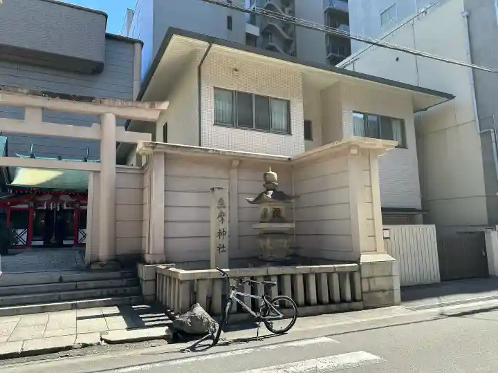 坐摩神社の{uncategorized: "未分類", other: "その他", undefined: "問題あり", building: "その他建物", grave: "お墓", sacred_gate: "鳥居", guardian: "狛犬", statue: "像", buddha: "仏像", history: "歴史", nature: "自然", garden: "庭園", animal: "動物", pagoda: "塔", temizu: "手水舎", mountain_gate: "山門・神門", sanctuary: "本殿・本堂", subordinate: "末社・摂社", art: "芸術", scenery: "景色", jizo: "地蔵", ema: "絵馬", goshuin: "御朱印", omikuji: "おみくじ", items: "授与品その他", amulet: "お守り", goshuincho: "御朱印帳", eats: "食事", festival: "お祭り", votive_dance: "神楽", shichigosan: "七五三参", wedding: "結婚式", experience: "体験その他", initially: "初詣", around: "周辺", anti_infection: "感染症対策"}