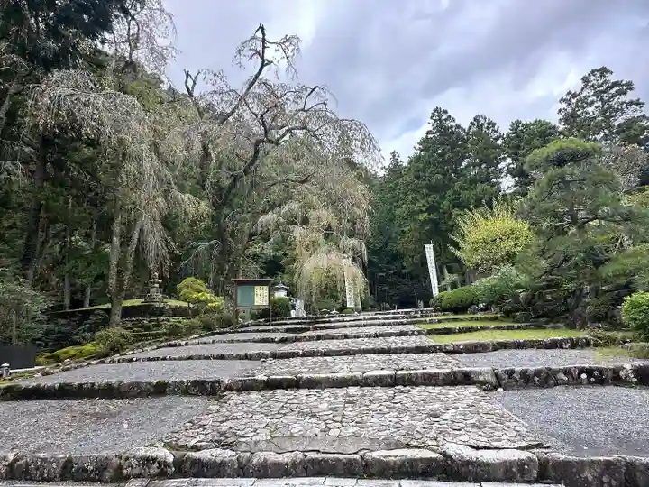 久遠寺御廟所(山梨県)
