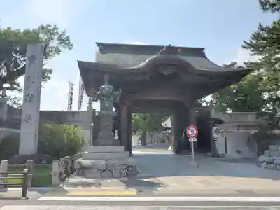 豊川閣　妙厳寺の山門・神門