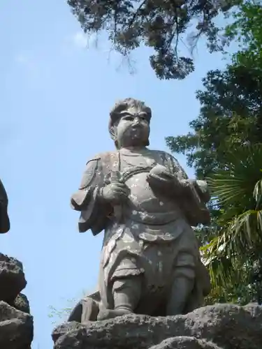 白山神社の像