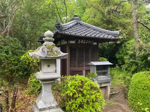 平等寺（三輪山平等寺）の{uncategorized: "未分類", other: "その他", undefined: "問題あり", building: "その他建物", grave: "お墓", sacred_gate: "鳥居", guardian: "狛犬", statue: "像", buddha: "仏像", history: "歴史", nature: "自然", garden: "庭園", animal: "動物", pagoda: "塔", temizu: "手水舎", mountain_gate: "山門・神門", sanctuary: "本殿・本堂", subordinate: "末社・摂社", art: "芸術", scenery: "景色", jizo: "地蔵", ema: "絵馬", goshuin: "御朱印", omikuji: "おみくじ", items: "授与品その他", amulet: "お守り", goshuincho: "御朱印帳", eats: "食事", festival: "お祭り", votive_dance: "神楽", shichigosan: "七五三参", wedding: "結婚式", experience: "体験その他", initially: "初詣", around: "周辺", anti_infection: "感染症対策"}