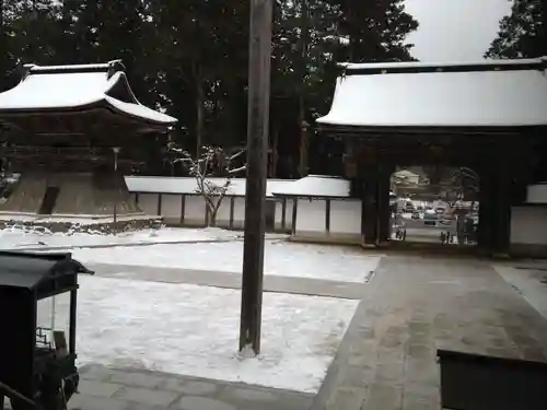 高野山金剛峯寺の山門