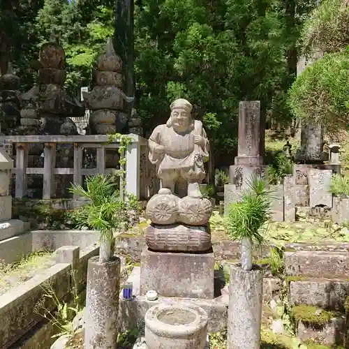 高野山金剛峯寺奥の院の像