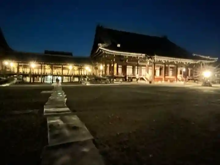 本願寺(西本願寺)の{uncategorized: "未分類", other: "その他", undefined: "問題あり", building: "その他建物", grave: "お墓", sacred_gate: "鳥居", guardian: "狛犬", statue: "像", buddha: "仏像", history: "歴史", nature: "自然", garden: "庭園", animal: "動物", pagoda: "塔", temizu: "手水舎", mountain_gate: "山門・神門", sanctuary: "本殿・本堂", subordinate: "末社・摂社", art: "芸術", scenery: "景色", jizo: "地蔵", ema: "絵馬", goshuin: "御朱印", omikuji: "おみくじ", items: "授与品その他", amulet: "お守り", goshuincho: "御朱印帳", eats: "食事", festival: "お祭り", votive_dance: "神楽", shichigosan: "七五三参", wedding: "結婚式", experience: "体験その他", initially: "初詣", around: "周辺", anti_infection: "感染症対策"}