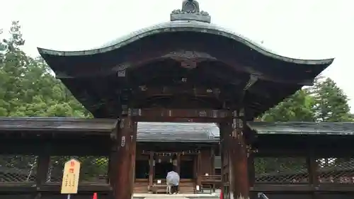 上杉神社の山門・神門